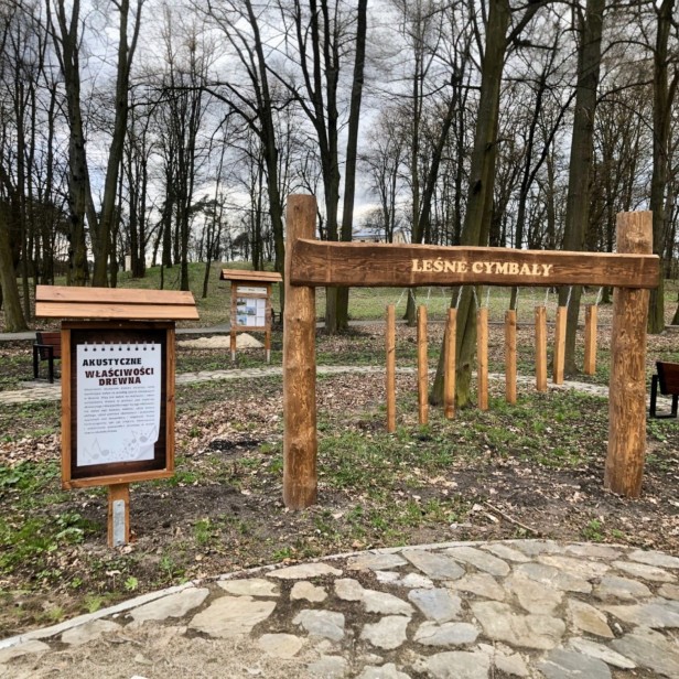 Leśne cymbały + tabliczka.jpg